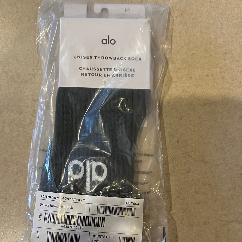 ALO Yoga Unisex Throwback Socks navy white‎